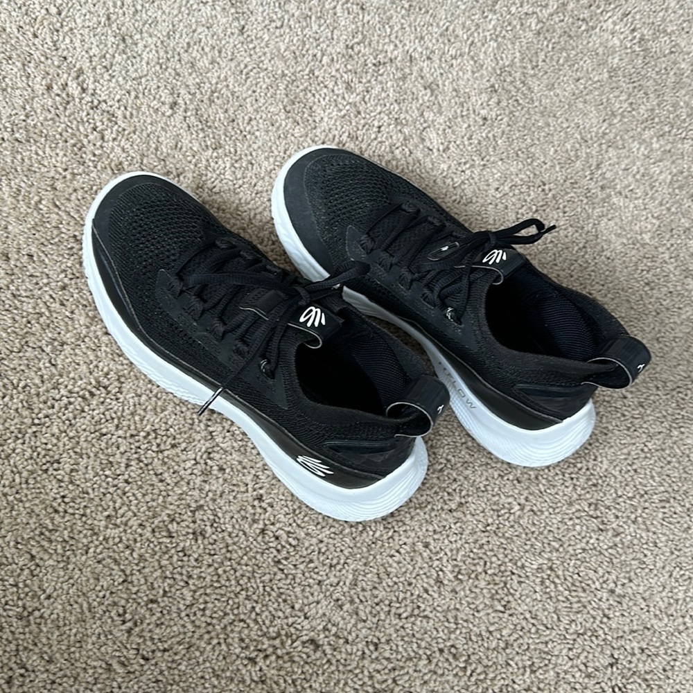 Under Armour Curry Flow Basketball/volleyball shoe - Youth Size 7